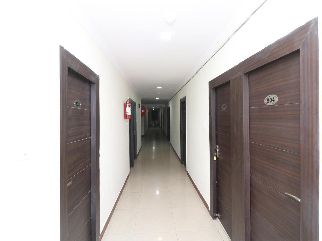 Oyo 23009 Hotel Maxx Lucknow Exterior foto